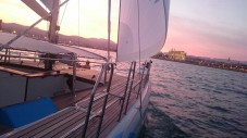 Oasis catamarano al tramonto in barca a vela