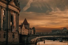 Berlino: soggiorno per 2 e crociera serale in yacht con aperitivo