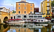 Oxford picnic cruise with glass of wine
