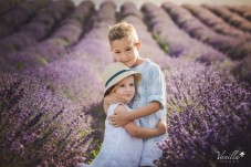 Un servizio fotografico per famiglie tra i campi di lavanda