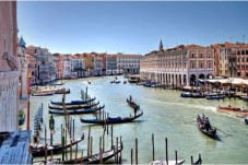 Soggiorno a Venezia e Tour privato in gondola alla scoperta dei suoi iconici canali 