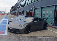 Regala un’Esperienza: 2 Giri in Porsche 911 sul Circuito di Misano