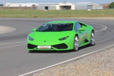 Un giro in Lamborghini Huravan EVO in pista