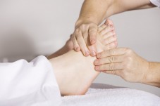 Massaggio piedi con tè, caffè o una tisana rilassante