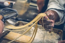 Lezione di cucina: pranzo o cena con vino in compagnia di uno chef locale