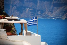 Viaggio Regalo Santorini per Due: Volo + Hotel e Tramonto nell'Egeo