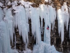 Adrenalinica arrampicata su ghiaccio in Lombardia