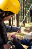 Percorso sugli alberi nel parco avventura