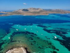 Catamarano a vela tra Sardegna e Corsica