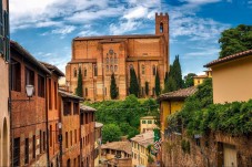 Siena con la Contrada del Palio, San Gimignano e Monteriggioni con vini Chianti e degustazioni