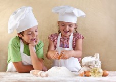 Divertente lezione di cucina per piccoli aspiranti chef