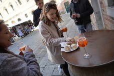 Venezia: tour di 2 ore di cibo e bevande ai Bacari