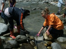 Ricerca dell'oro con barbecue sul fiume