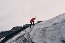 Adrenalinica arrampicata su ghiaccio in Lombardia