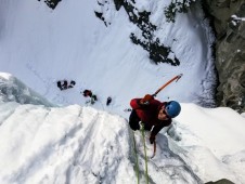 Adrenalinica arrampicata su ghiaccio in Lombardia