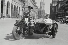 Esplora Parigi in Sidecar d'Epoca o Vespa
