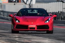 Guida in pista una Ferrari 458