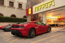 Pilota una Ferrari 430 con Soggiorno