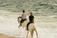 Passeggiata a cavallo per due sulle spiaggie del Portogallo