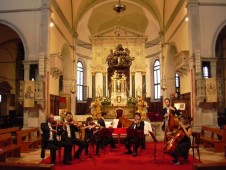 Cena a Roma con spettacolo dal vivo e soggiorno per due