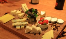 Corso di cucina francese con vino e formaggio