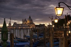Venezia autentica esperienza gastronomica e giro in gondola al chiaro di luna