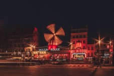 Cena Torre Eiffel, crociera sulla Senna e serata al Moulin Rouge con Champagne
