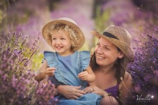 Un servizio fotografico per famiglie tra i campi di lavanda