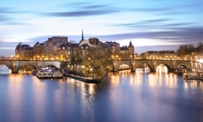 Cena Torre Eiffel, crociera sulla Senna e serata al Moulin Rouge con Champagne