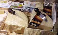 Prosciutto di Parma, parmigiano e altri prodotti locali accompagnati da vino a Busseto