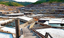 Guided tour of Vitoria and Salinas de Añana from Bilbao