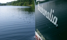 Oxford picnic cruise with glass of wine