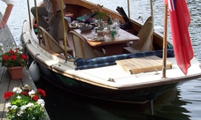 Oxford picnic cruise with glass of wine
