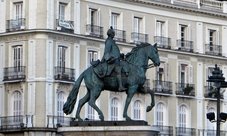 Guided walking tapas and historical tour in Madrid