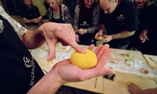 Lezione di cucina: pranzo o cena con vino in compagnia di uno chef locale