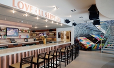 Hard Rock Cafe Berlin: priority seating with menu