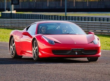 Guida una Ferrari