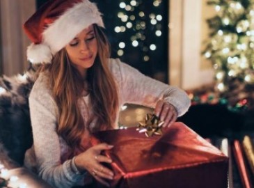Regali di Natale per Donna: le Migliori Idee per Sorprendere Lei con Emozione e Stile