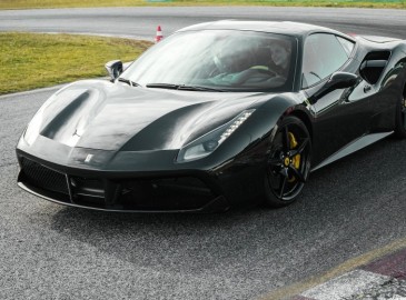 Guida Ferrari in Pista: Vivi l’Emozione con Golden Moments