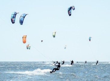 Kitesurf: vola sull’acqua con il vento in faccia