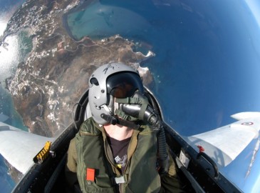 Pilotare un Caccia Militare – Esperienza di Volo Acrobatico su Jet da Guerra | Golden Moments