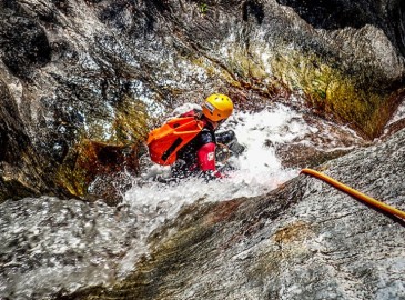 Canyoning: vivi (o regala) l’avventura più selvaggia d’Italia