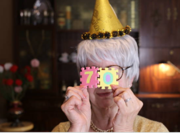 Regalo Di 70° Compleanno Per Donna – Scatola Relax Con 10 Pezzi, Tazza “21 Con 49 Anni Di Esperienza”, Bomba Da Bagno, Candela, Bracciale - 3