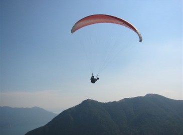Volare in parapendio